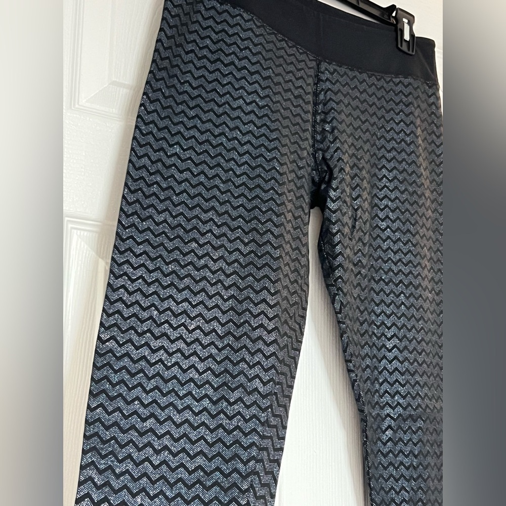 Authentic American Heritage Black & Silver Chevron Women’s Leggings